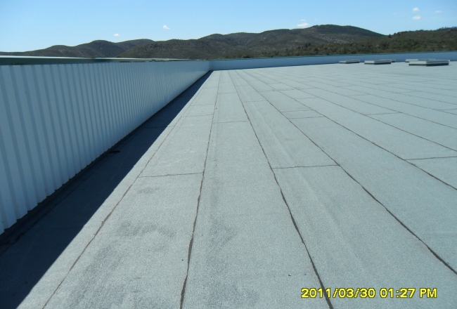 Cobertura impermeabilizada 'deck' com membrana asfltica + fachada metlica 